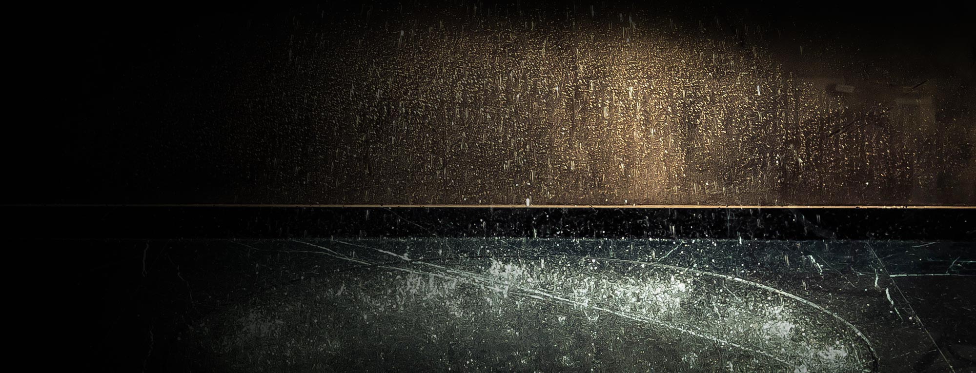 Wassertropfen in luxuriöser Duschwanne