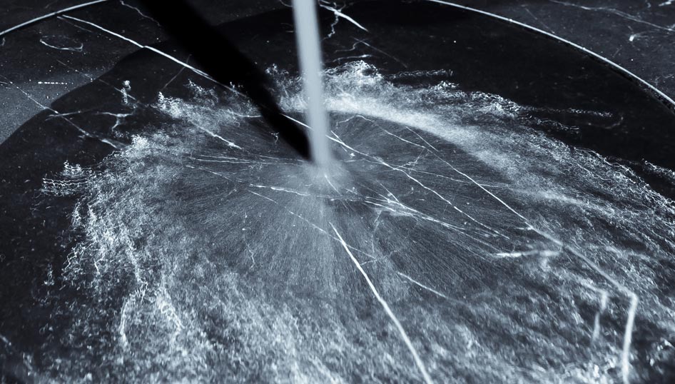 Duschwanne: Wasserstrahl trifft auf Mamorboden