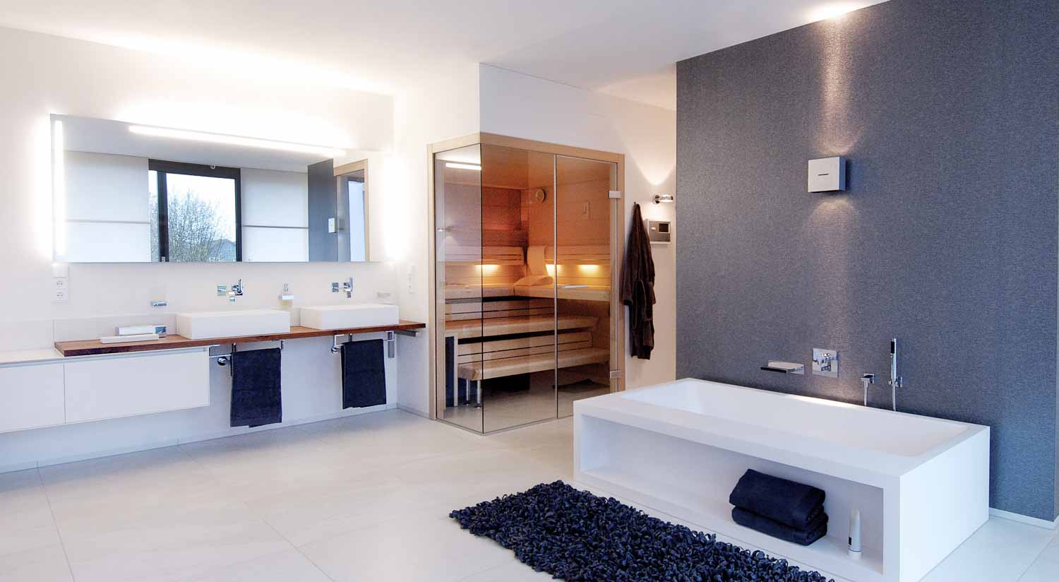 Das Gesunde Bad - Sauna und frei stehende Badewanne