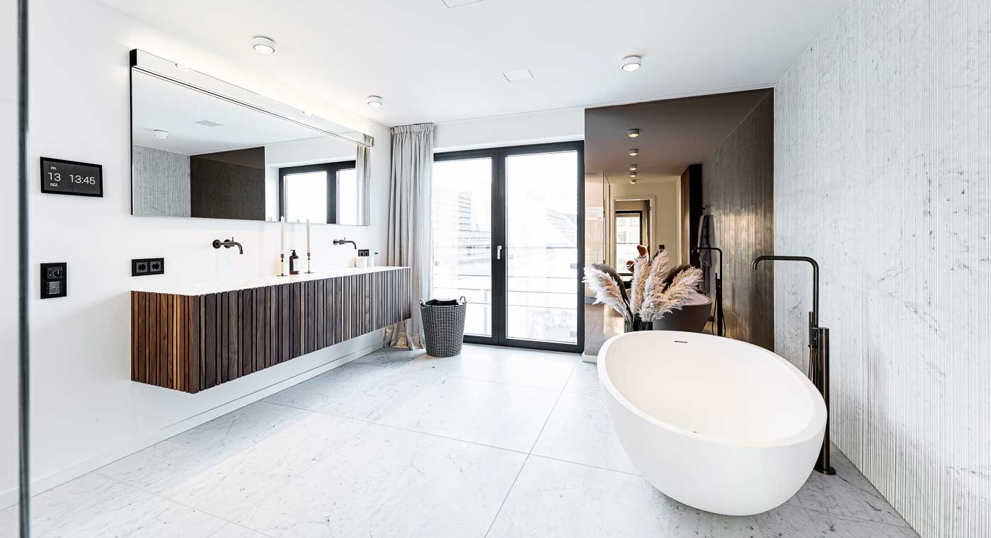 Badewanne „Spoon XL“ von Agape, Waschtisch von domovari, die Holzfronten sind Individualanfertigungen Naturstein Salvatori