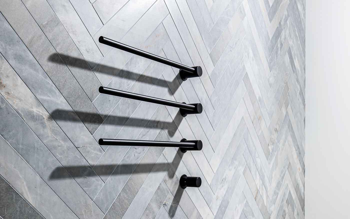 Naturstein Marmi Grigio | Duschabtrennug im Fischgrätmuster verlegt.