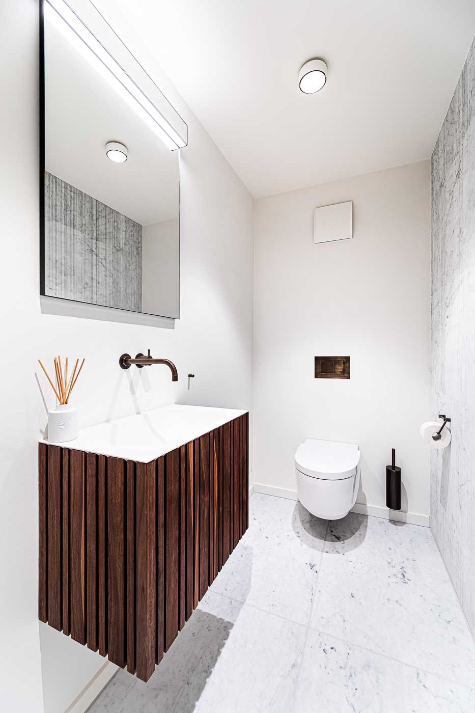 Waschtisch Holzkorpus Nussbaum, Individualanfertigung mit Elementen von Domovari