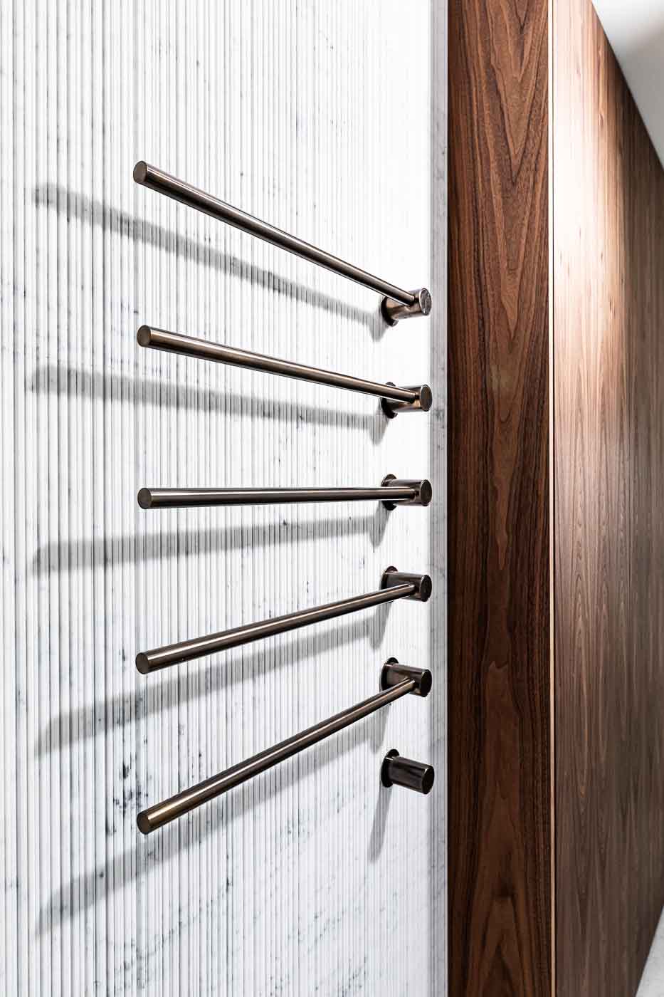 Die Liebe im Detail: Heizkörper Vola, eingelassener Schrank aus Nussbaum