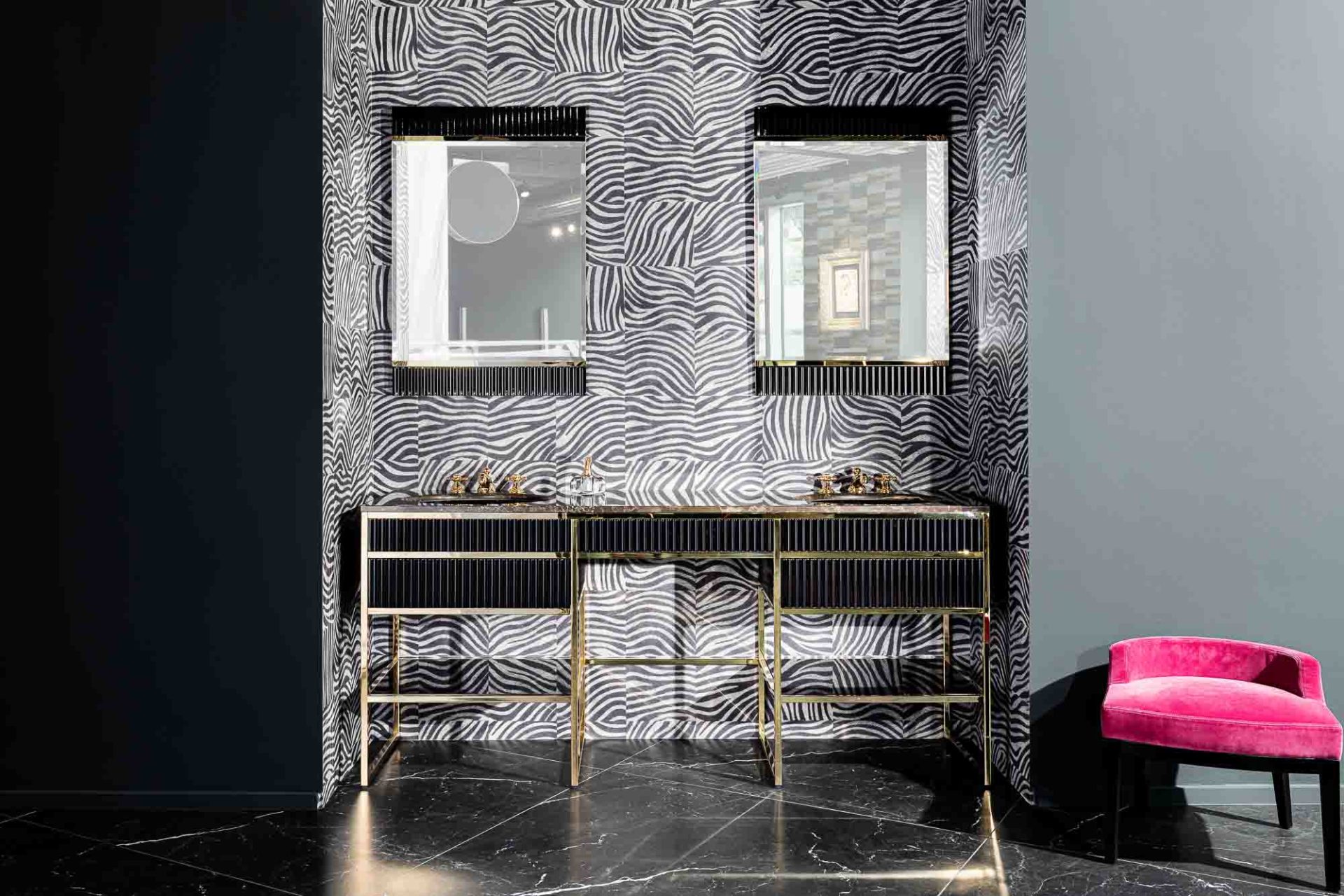 Doppelwaschtisch und Spiegel OASIS | Serie Academy, diverse Oberflächen und Materialien | Armatur DORNBRACHT Madison | Tapete ÉLITIS