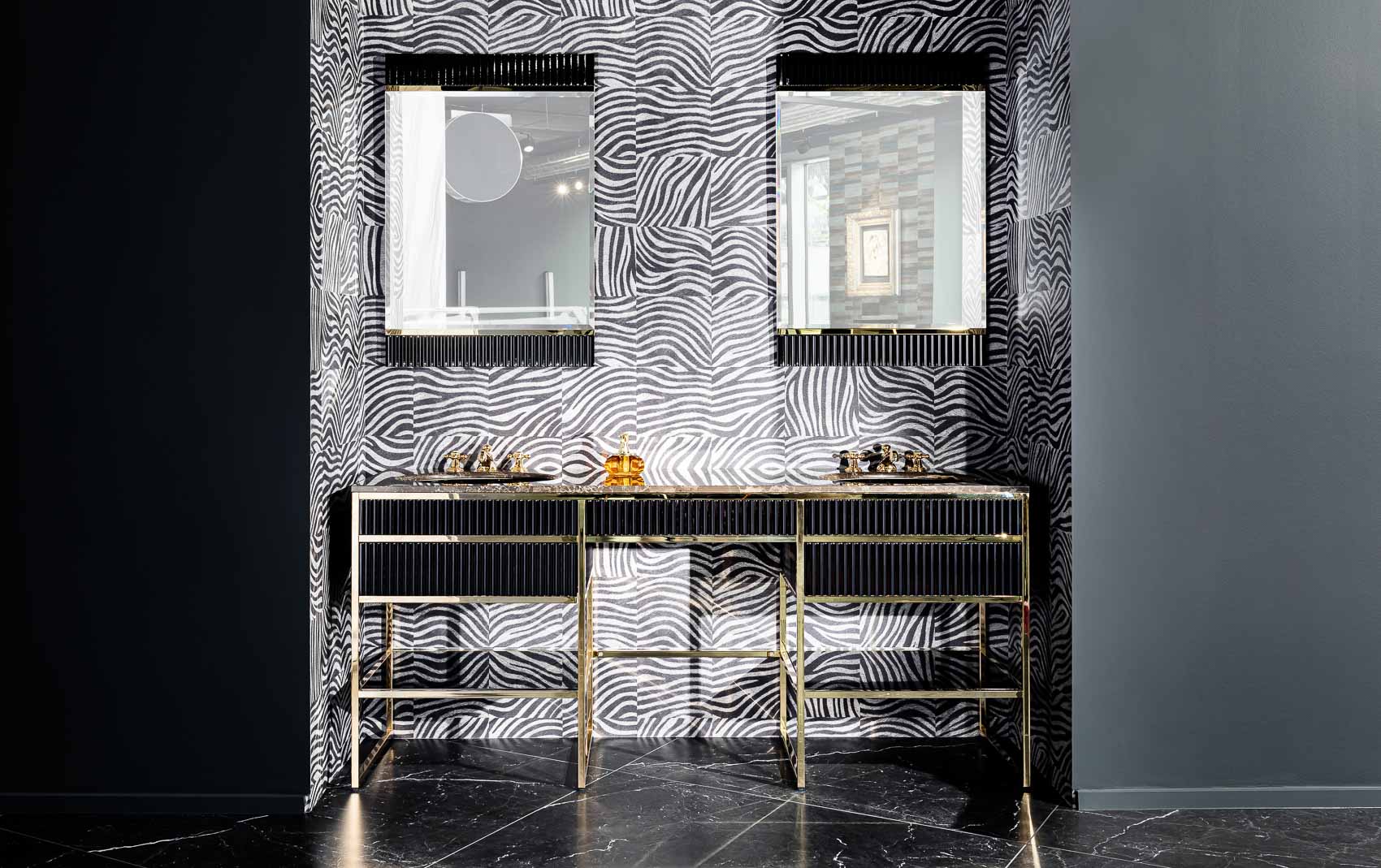 Doppelwaschtisch und Spiegel OASIS | Serie Academy, diverse Oberflächen und Materialien | Armatur DORNBRACHT Madison | Tapete ÉLITIS