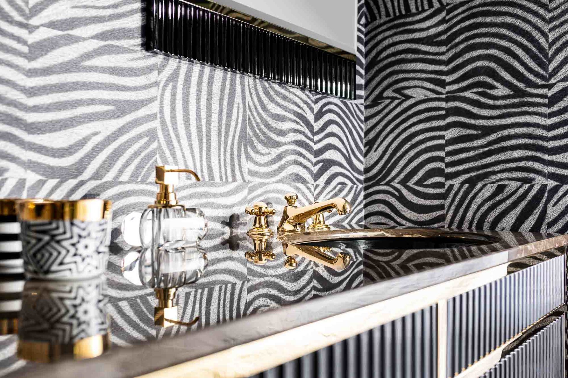 Doppelwaschtisch und Spiegel OASIS | Serie Academy, diverse Oberflächen und Materialien | Armatur DORNBRACHT Madison | Tapete ÉLITIS