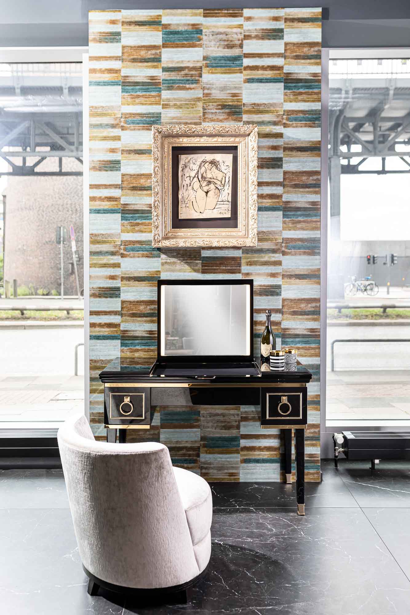 Schminkkonsole/ Dressingtable OASIS, Serie Lutetia | Ausklappbarer, beleuchteter Spiegel, ausgekleidete Ablage und Auszüge | Sessel OASIS Home Collection |Kunstwerk Leihgabe Frida Kappich, Kappich & Piel Werkstatt Galerie