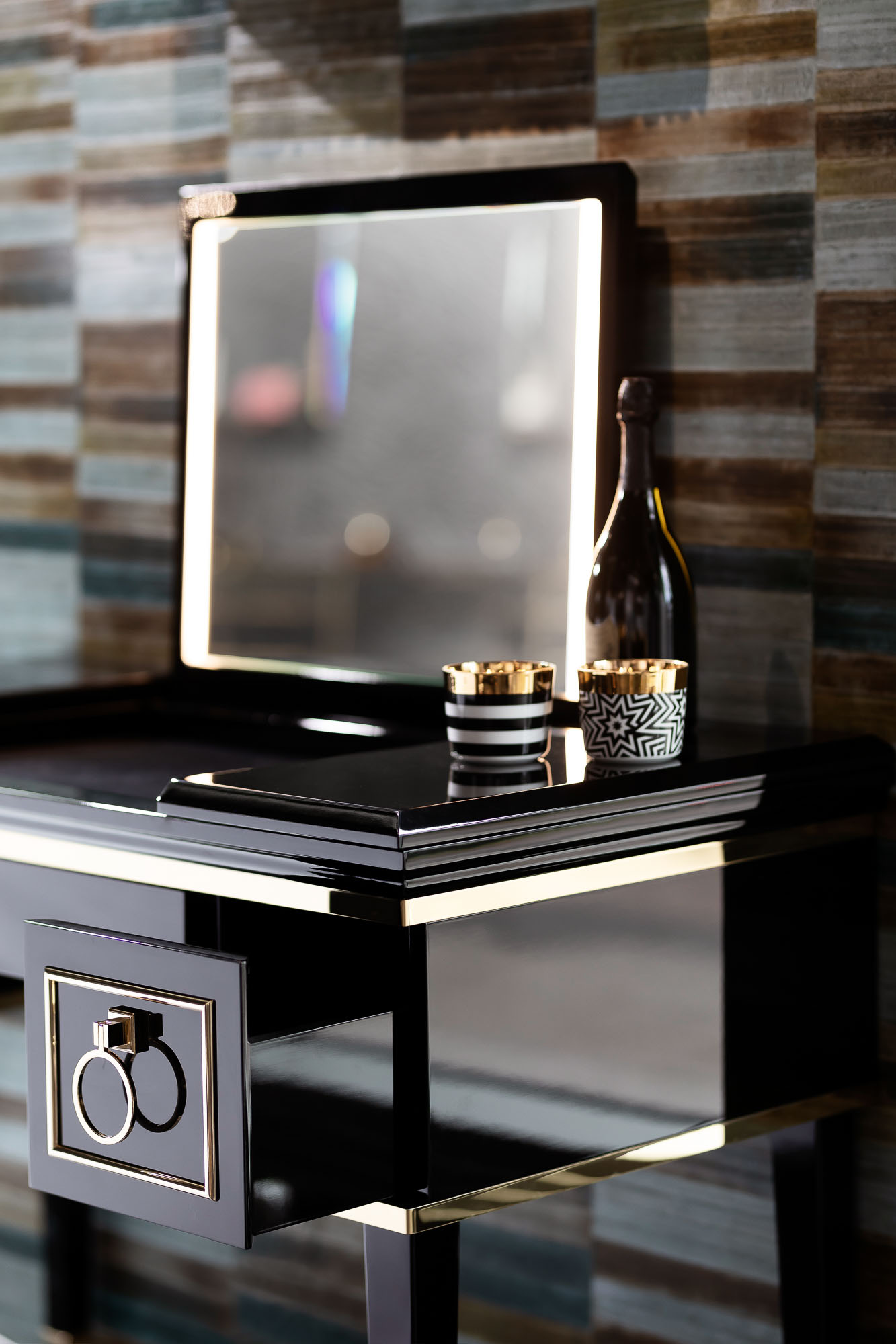 Schminkkonsole/ Dressingtable OASIS, Serie Lutetia | Ausklappbarer, beleuchteter Spiegel, ausgekleidete Ablage und Auszüge