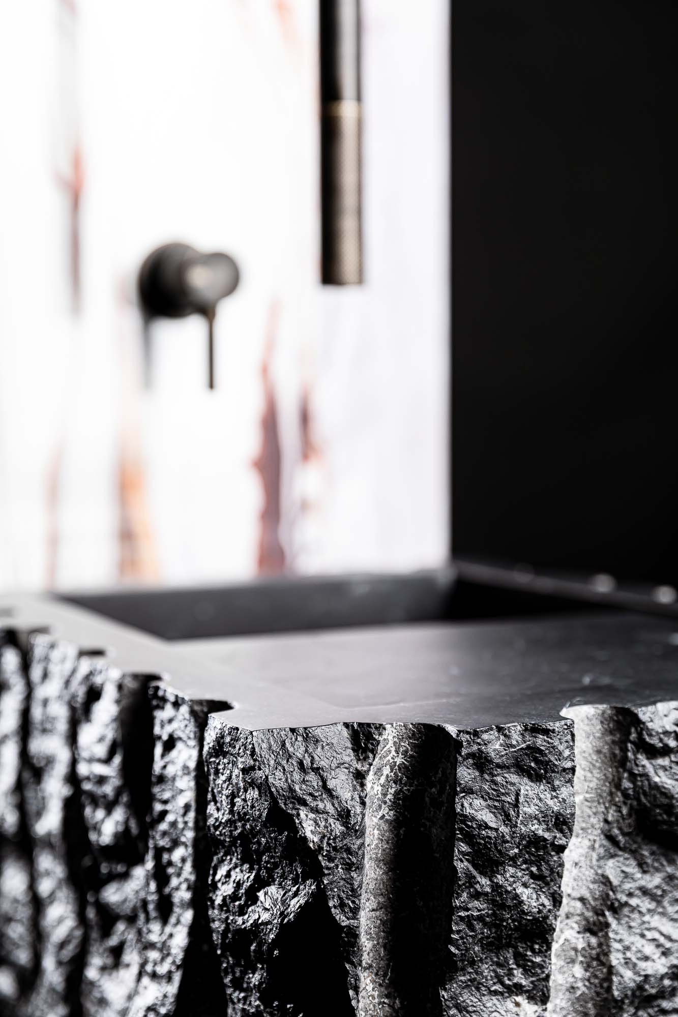 Waschtischsäule PIBAMARMI , Naturstein „Nero Marquinia“ | Deckenarmatur GESSI - verschiedene Oberflächen und Strukturen | Feinsteinzeug IRIS / DIESEL Liquid