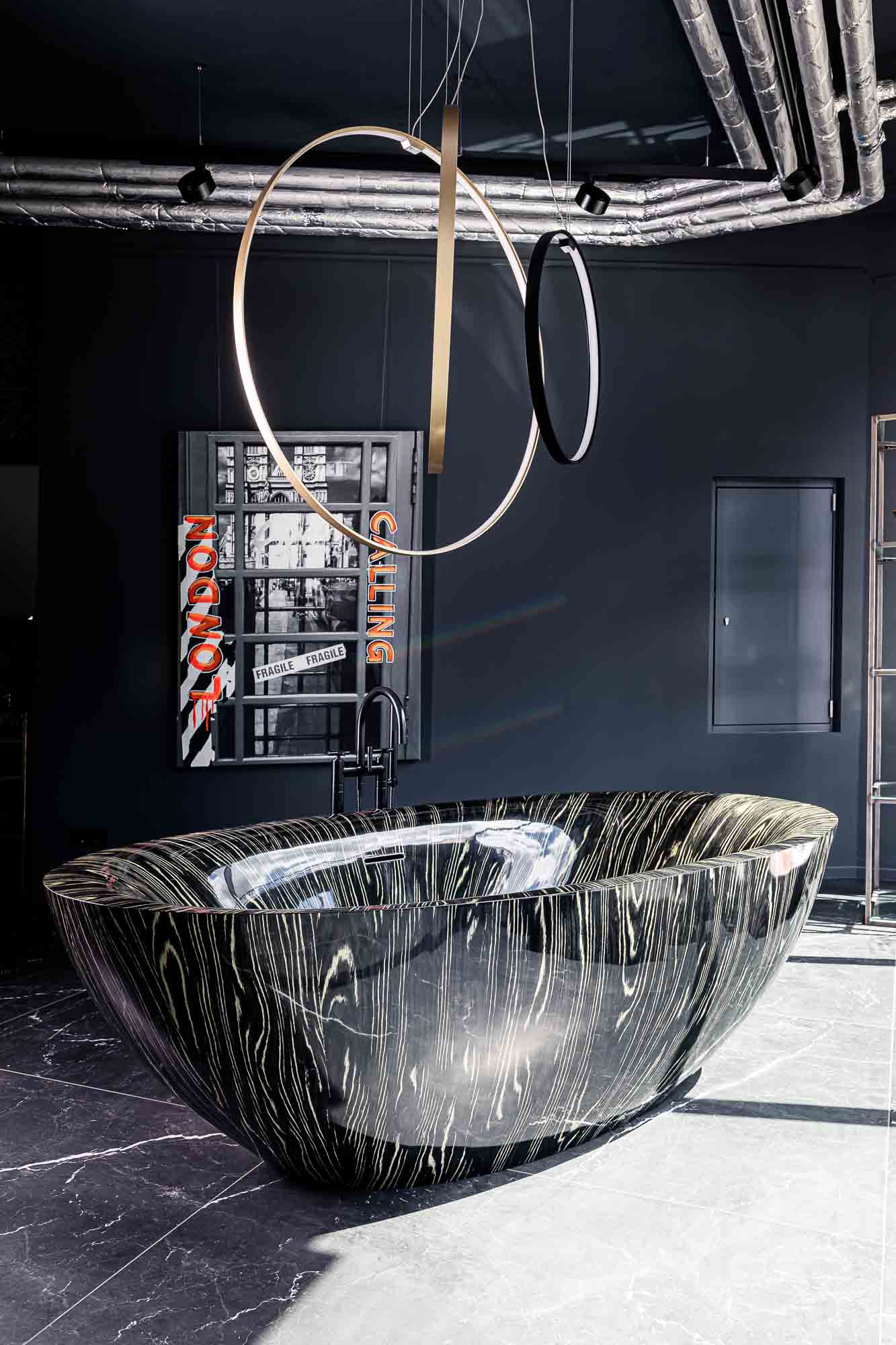 Traumbäder | Freistehende Badewanne aus lackiertem Holz LEGNA | Standarmatur DORNBRACHT Vaia | Lichtobjekt PANZERI | Kunstwerk britt_port1art