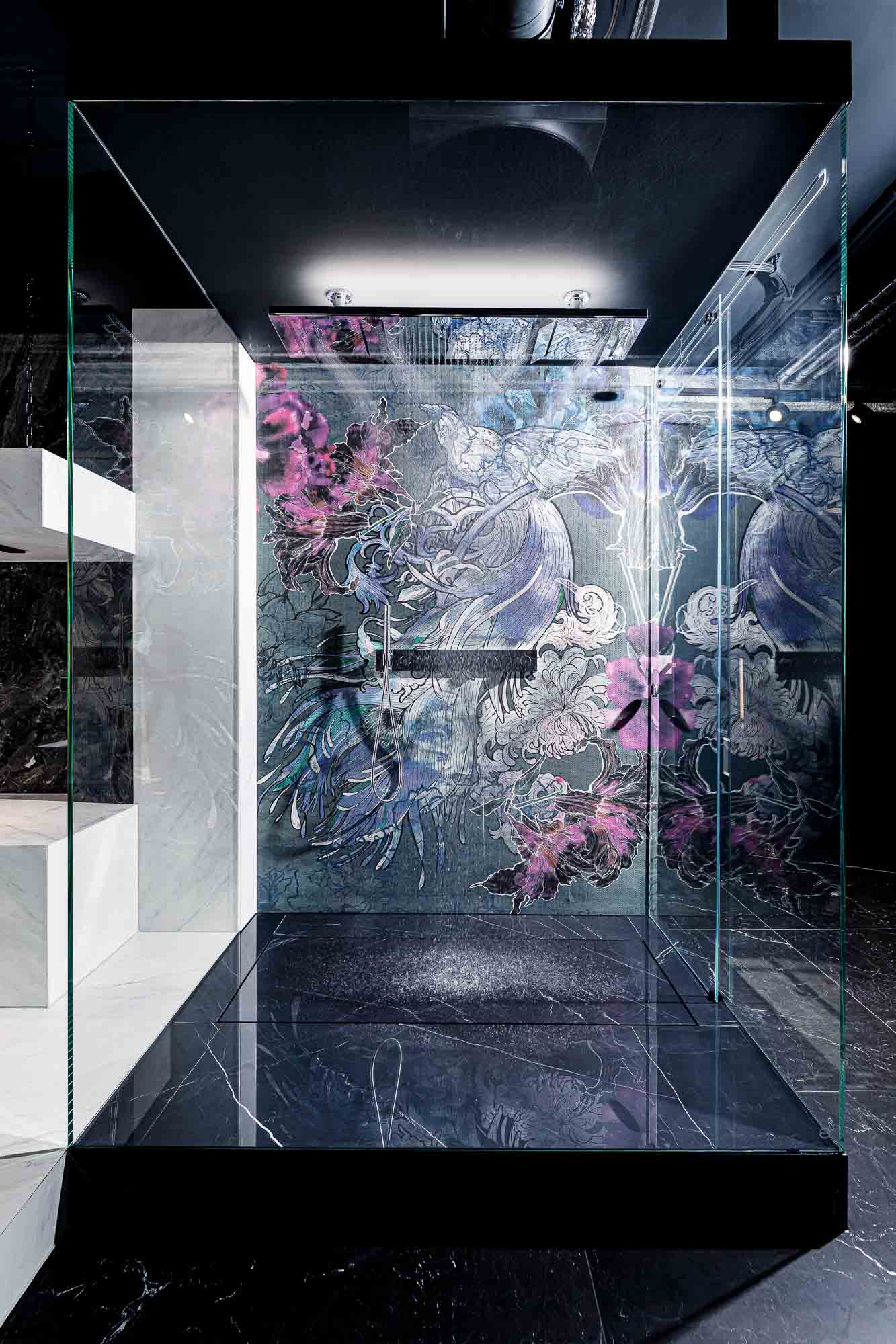 Traumbäder | Duschanlage: Duschkopf AXOR Shower Heaven, Armatur AXOR | Tapete WALL & DECO Wet System