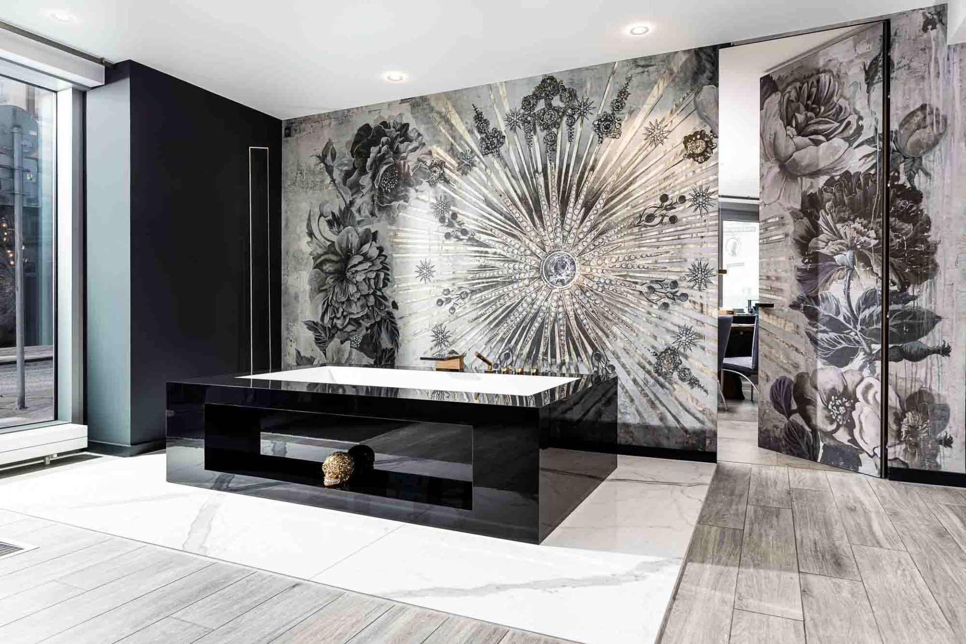 Freistehende Badewanne DOMOVARI mit Fach in Form, Größe und Farbe individuell gestaltbar | Armatur DORNBRACHT Deque |Tapete WALL & DECO | Tür LINVISIBILE