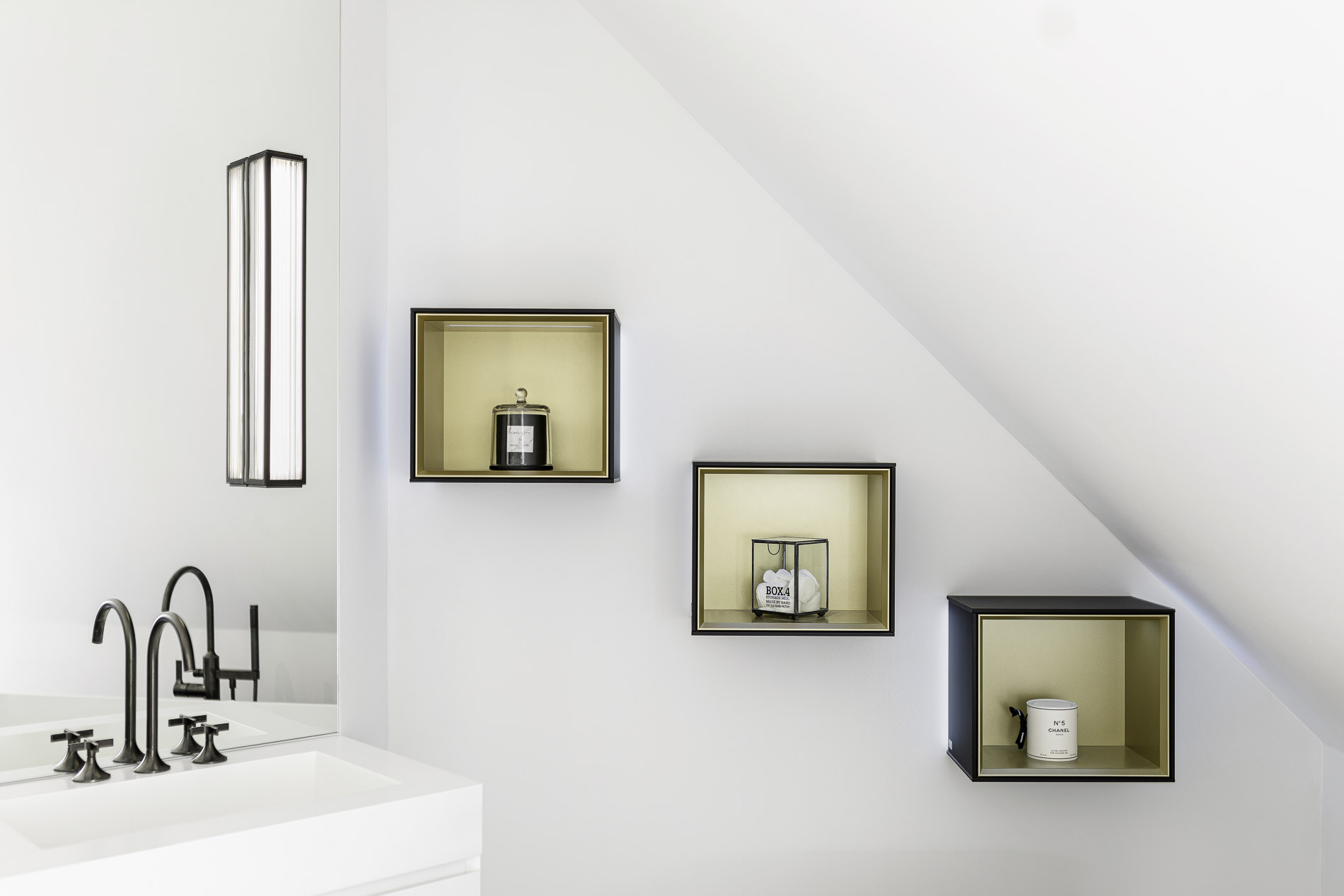 PORT1 Badezimmer: Waschtisch von Domovari, Armaturen von Dornbracht